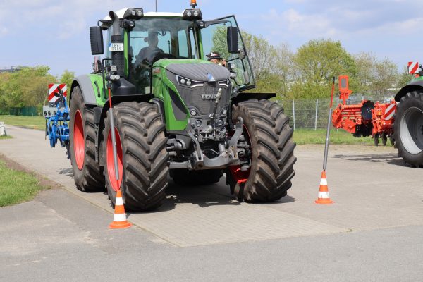 IMG 0682 Kurvenradius mit Anbaugeraet Fahrtraining für angehende Landwirtinnen und Landwirte